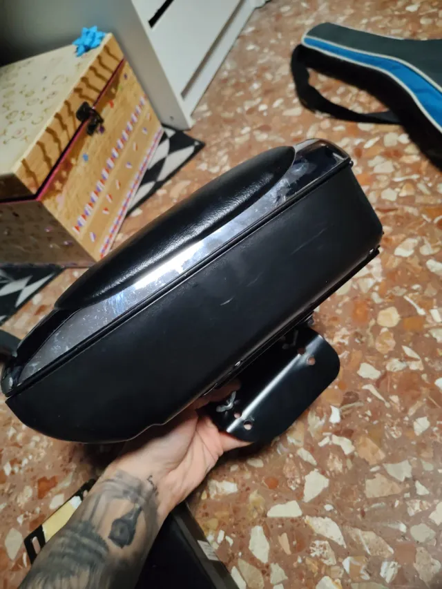 Poggiabraccio per auto nero (viti mancanti)