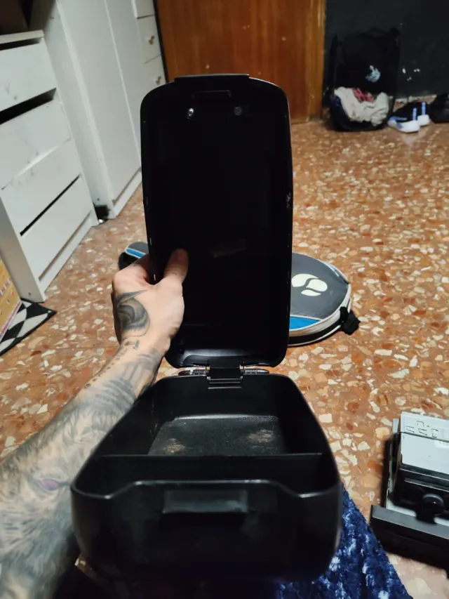 Poggiabraccio per auto nero (viti mancanti)