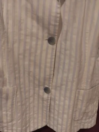 Americana de rayas blanca y rayas azules