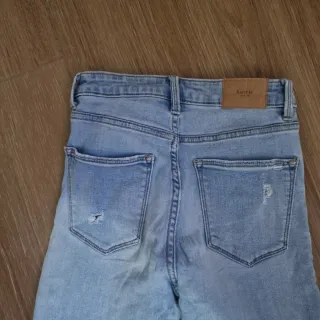 Vaqueros Azules Rotos. Talle alto. Talla 34