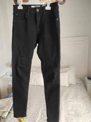 Pantalón pitillo Bershka negro elástico T.36