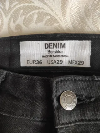 Pantalón pitillo Bershka negro elástico T.36
