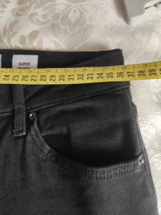 Pantalón pitillo Bershka negro elástico T.36