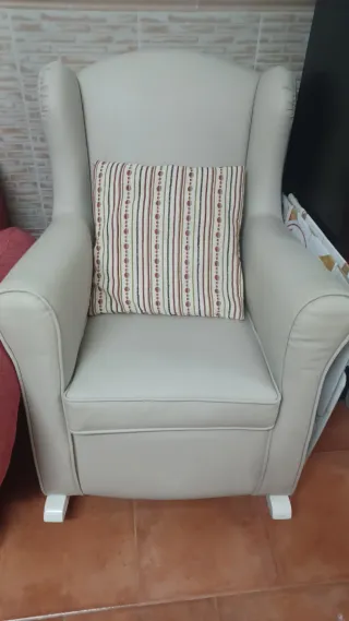 Sillón Mecedora Beige con Cojín