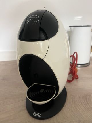 Cafetera Blanca con Base Negra