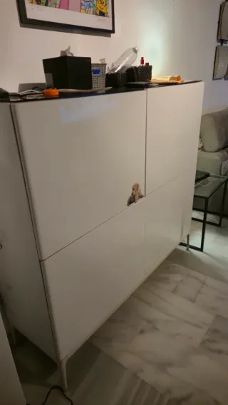 Mueble blanco amplio y funcional