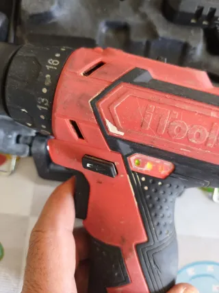 Taladro Eléctrico XTools con Cargador