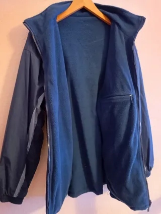 Chaqueta polar azul y gris