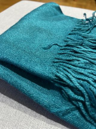 Pañuelo azul turquesa con flecos y azul oscuro