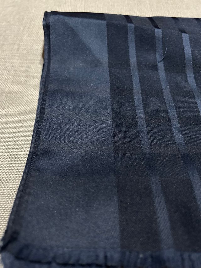 Pañuelo azul turquesa con flecos y azul oscuro