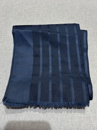 Pañuelo azul turquesa con flecos y azul oscuro