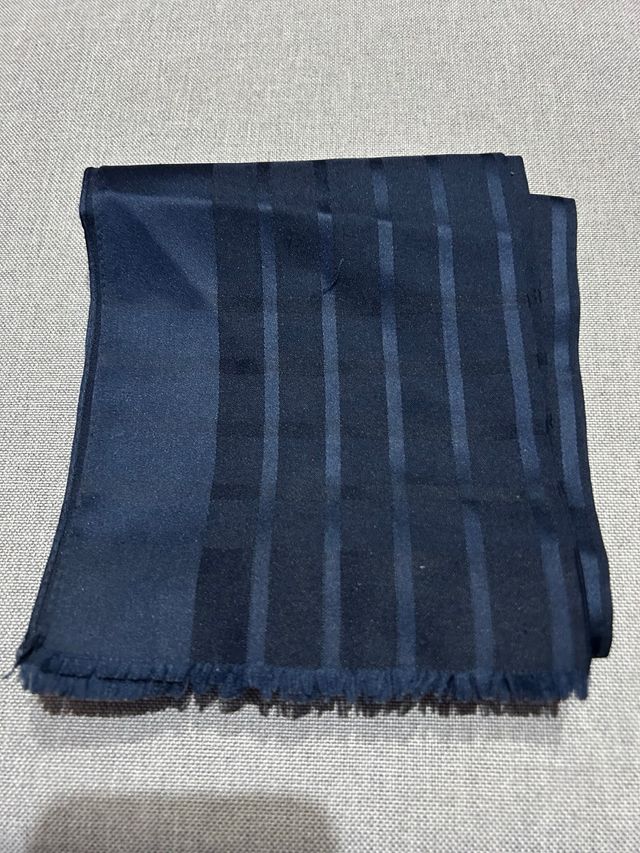 Pañuelo azul turquesa con flecos y azul oscuro