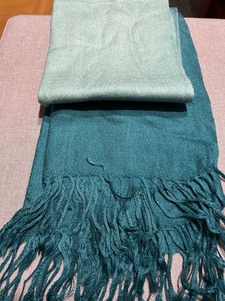 Pañuelo azul turquesa con flecos y azul oscuro