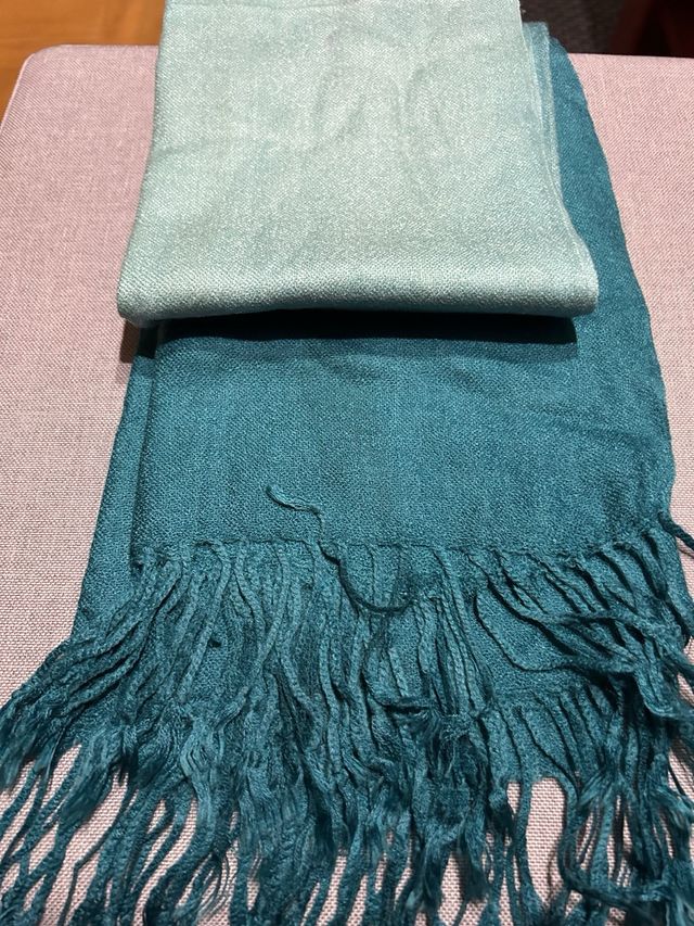 Pañuelo azul turquesa con flecos y azul oscuro