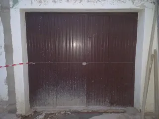 Puerta de garaje marrón