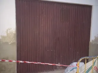 Puerta de garaje marrón