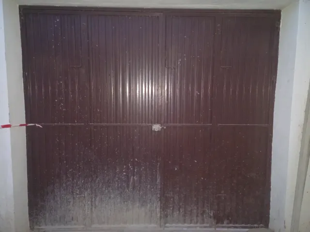 Puerta de garaje marrón