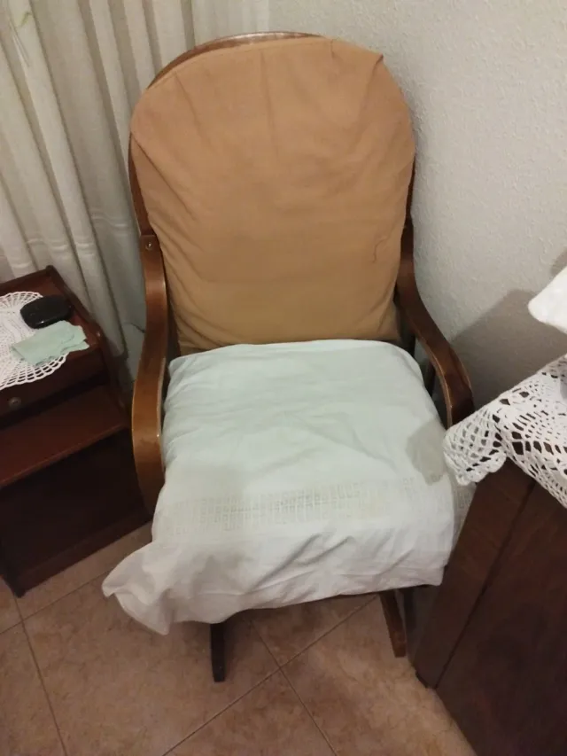 Mecedora de madera y tela