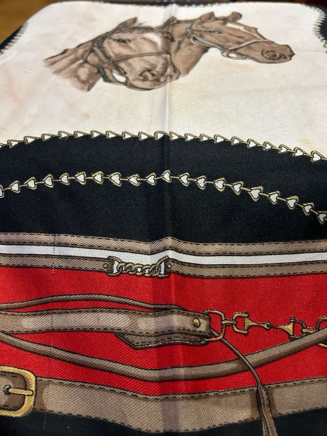 Pañuelo con estampado de caballos