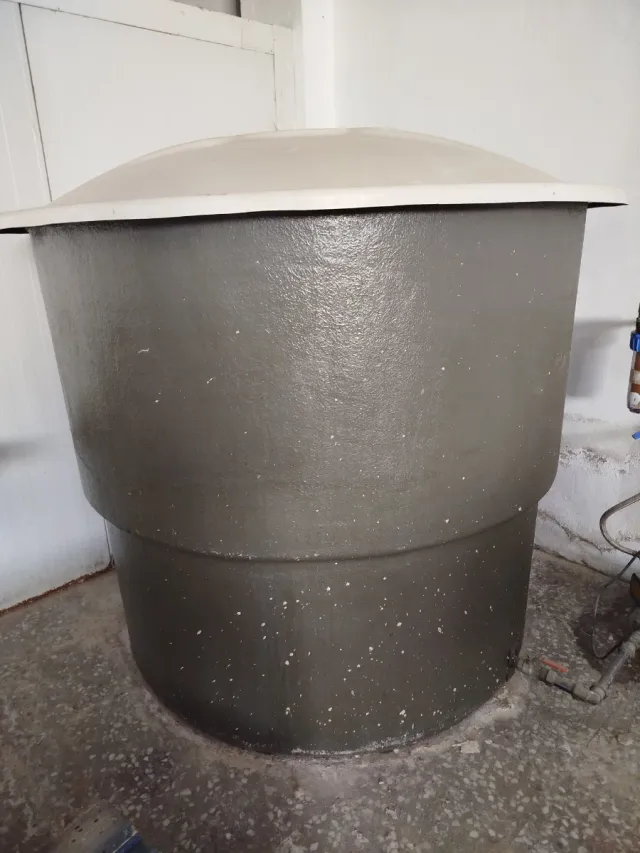 Depósito de água cinza