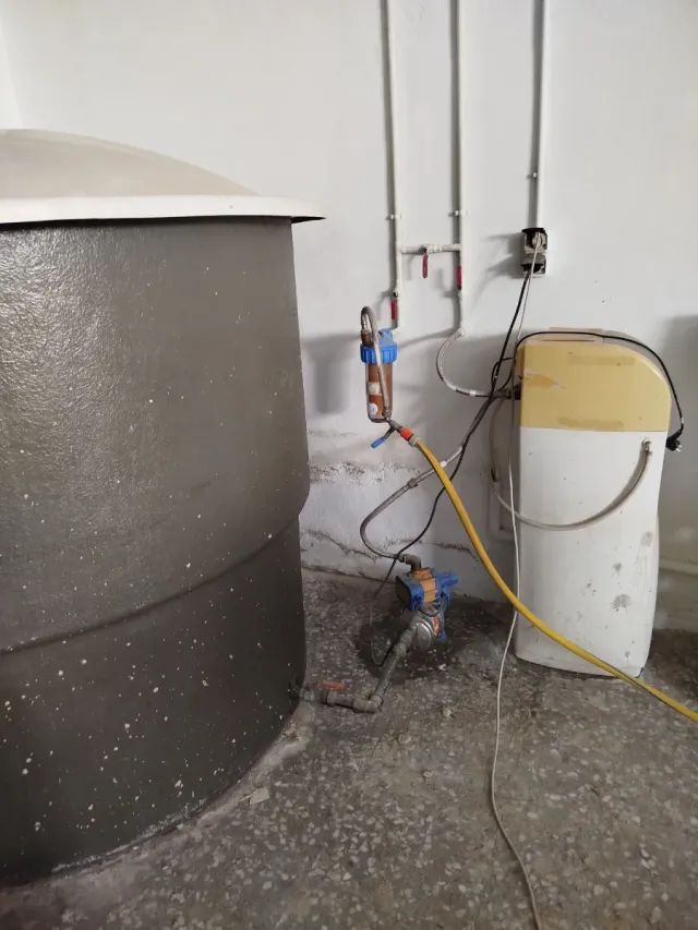 Depósito de água cinza