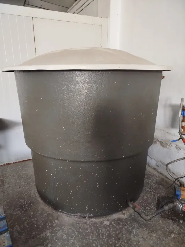 Depósito de água cinza