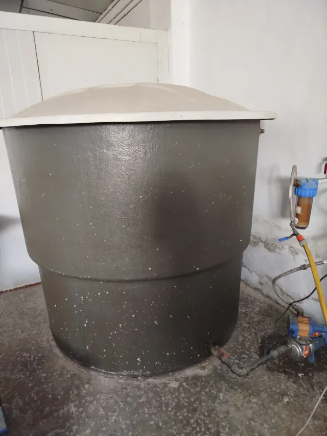 Depósito de água cinza