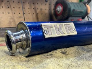 Cola de escape TKR azul