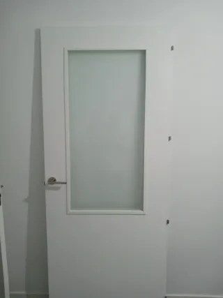 Puerta blanca salón/cocina con cristal