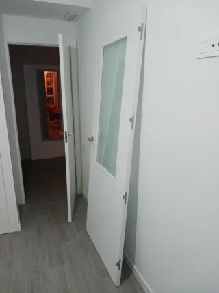 Puerta blanca salón/cocina con cristal
