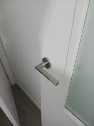 Puerta blanca salón/cocina con cristal