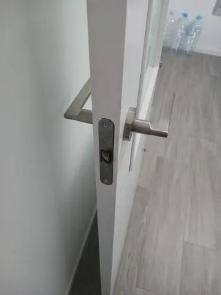 Puerta blanca salón/cocina con cristal