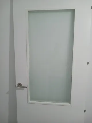 Puerta blanca salón/cocina con cristal