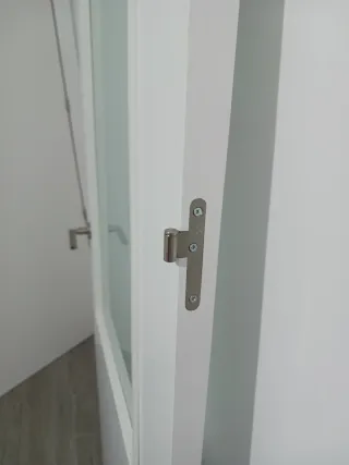 Puerta blanca salón/cocina con cristal