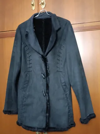 Chaqueta negra tipo ante con pelo