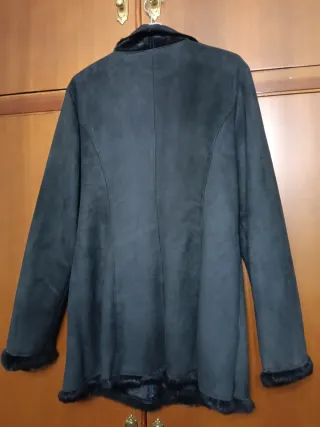 Chaqueta negra tipo ante con pelo