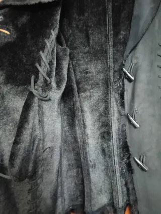 Chaqueta negra tipo ante con pelo