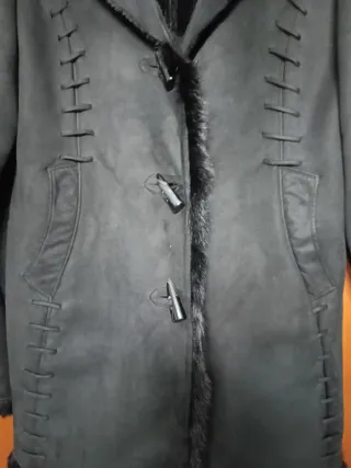 Chaqueta negra tipo ante con pelo