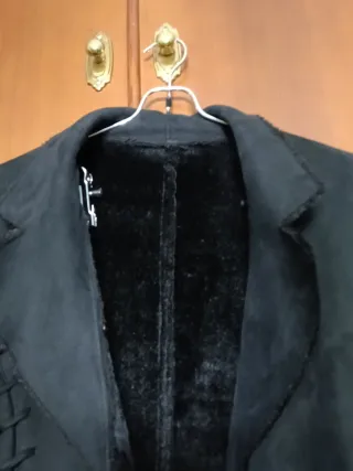 Chaqueta negra tipo ante con pelo