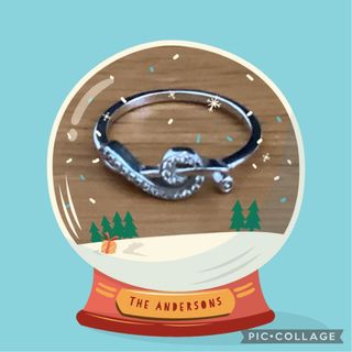 Anillo plateado con forma de clave de sol