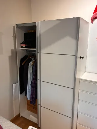 Armario blanco y gris