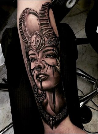 Tatuajes black and gray y realismo .