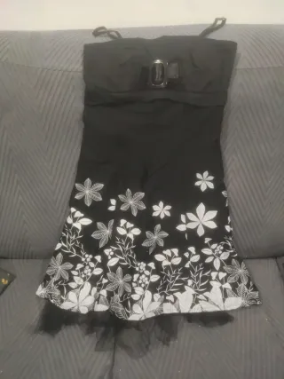 Vestido negro con flores blancas