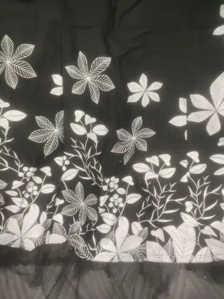 Vestido negro con flores blancas