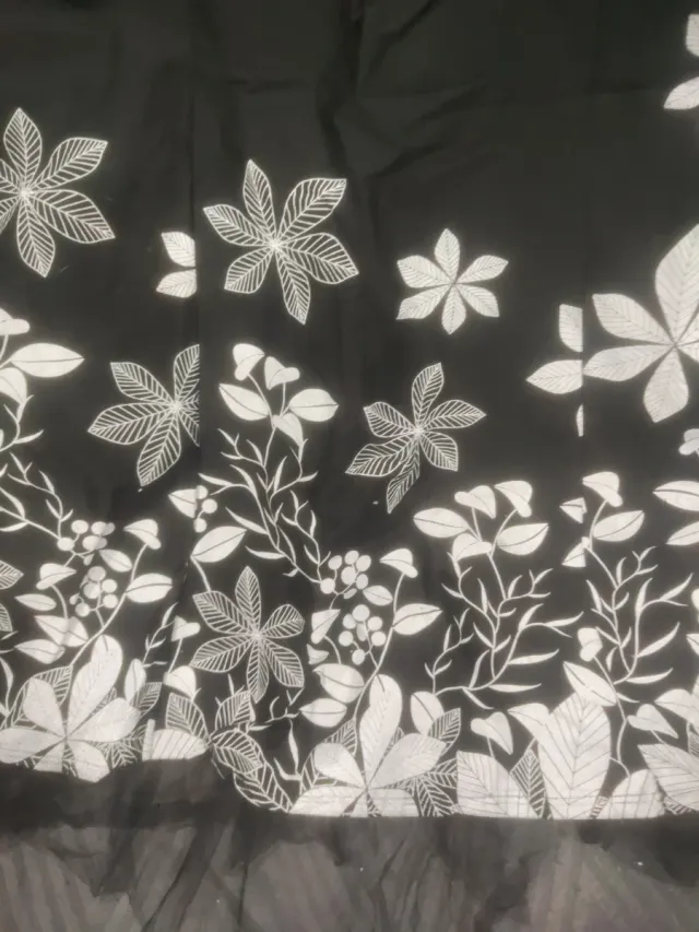 Vestido negro con flores blancas