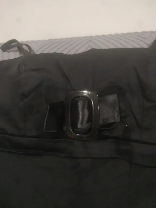 Vestido negro con flores blancas