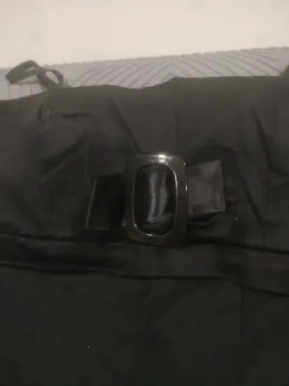 Vestido negro con flores blancas