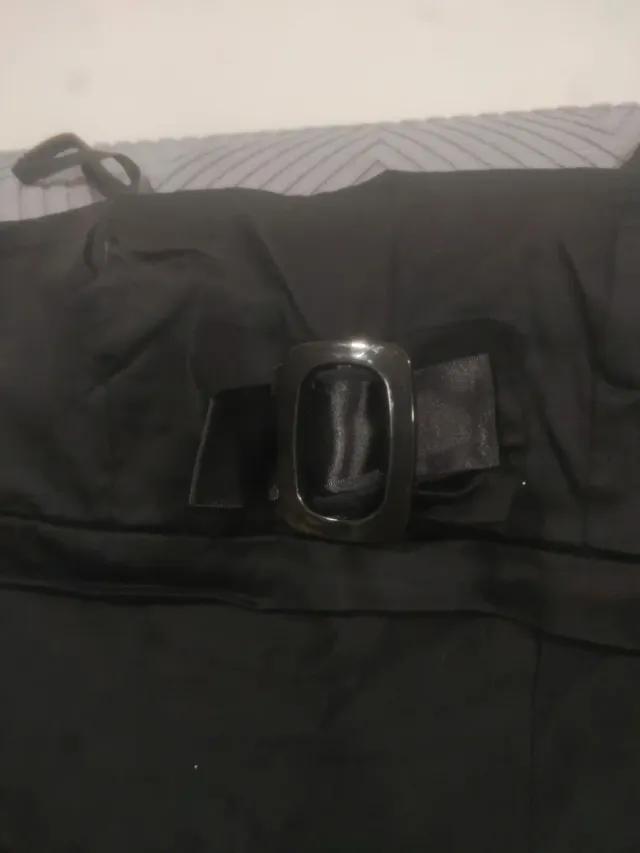 Vestido negro con flores blancas