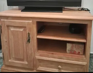 Tavolo TV in legno massello trattato