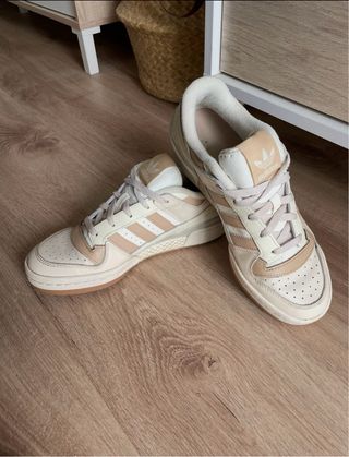 Zapatillas Adidas Beige y Blancas